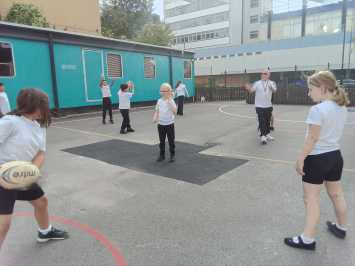 Tag rugby skills in 5/6J