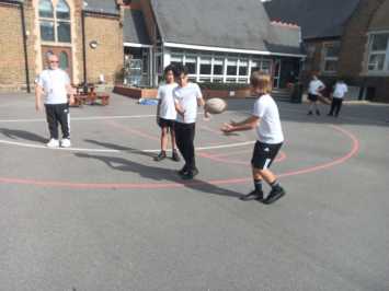 Tag rugby skills in 5/6J