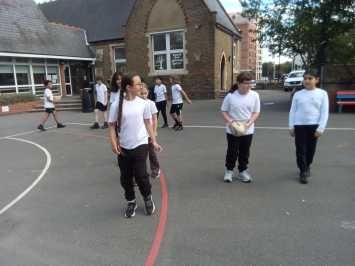 Tag rugby skills in 5/6J