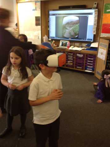 Year 2 use the VR Goggles to explore the seaside