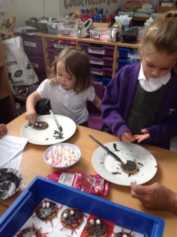 RB decorate spider biscuits